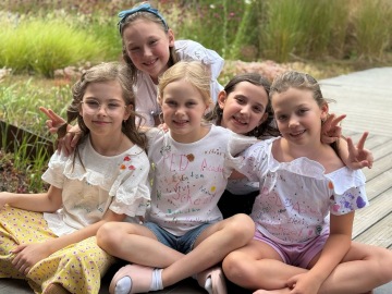 Kreativní ohlédnutí za rokem: Žáci ze Kbel tvořili trička plná vzpomínek!